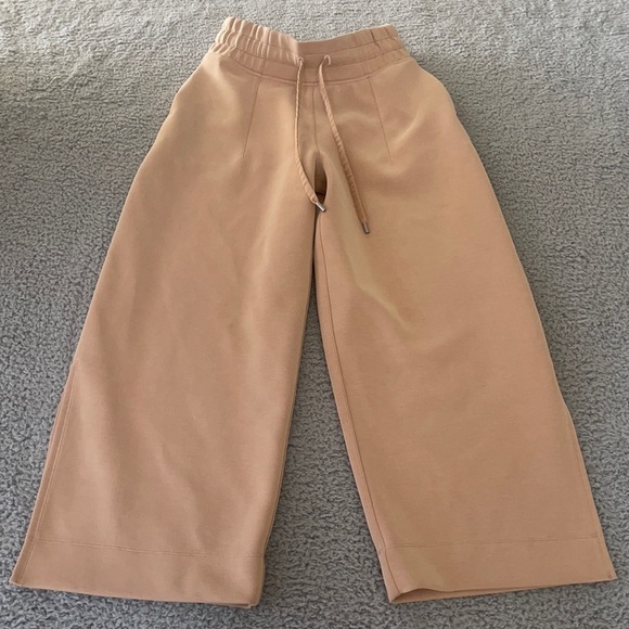 Lululemon Soft Ambitions High Rise Crop
Beech Wood size 2 - Picture 1 of 10